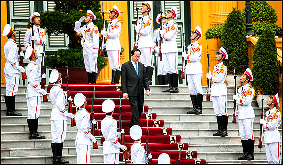 Vietnamese State President Tran Dai Quang walks the red carpet to welcome Barack Obama