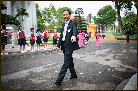 Last second instructions from Vietnamese sucurity